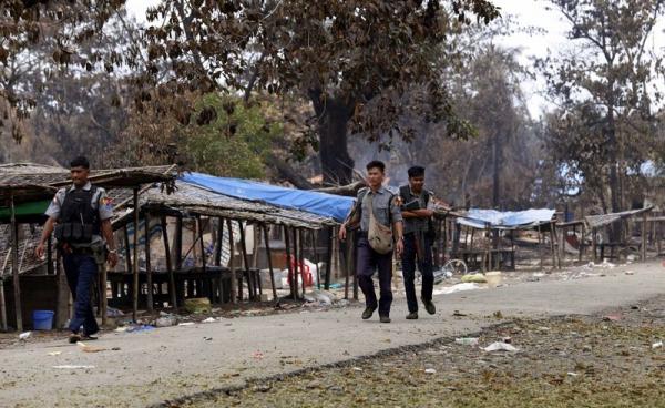 Myanmar police on the street at Alel Than Kyaw village in Maungdaw township, Rakhine State, western Myanmar, 07 September 2017. Photo: Nyein Chan Naing/EPA-EFE