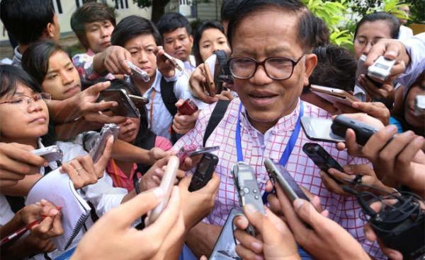 ၂၀၁၄ ခုနှစ် စက်တင်ဘာလ ၂၆ ရက် ရန်ကုန်မြို့ မြန်မာ့ငြိမ်းချမ်းရေးစင်တာတွင် ပြုလုပ်ကျင်းပသော ငြိမ်းချမ်းရေး ဆွေးနွေးပွဲအပြီးတွင် NCCT အဖွဲ့ခေါင်းဆောင် ဦးနိုင်ဟံသာမှ မီဒီယာများ၏ မေးမြန်းမှုကို ဖြေကြားစဉ်။ (ဓာတ်ပုံ - ဘိုဘို၊ မဇ္စျိမ)