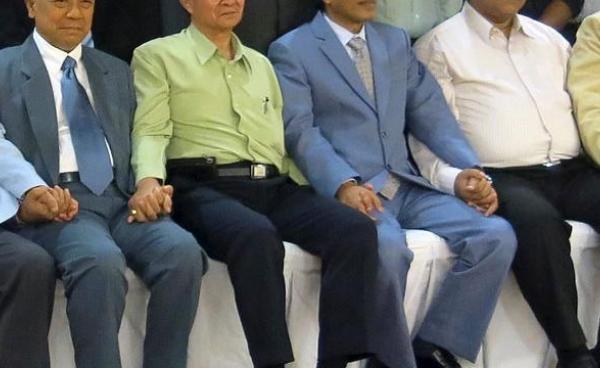  ပြည်ထောင်စုဝန်ကြီး ဦးအောင်မင်း နှင့် တိုင်းရင်းသား ခေါင်းဆောင်များကို တွေ့ရစဉ်။ (ဓာတ်ပုံ-အီးပီအေ)