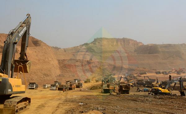 ယခုလို စက်ယန္တရားကြီးများဖြင့် နေ့ည မပြတ် ကျောက်စိမ်းတူးဖော်နေပါသည်။