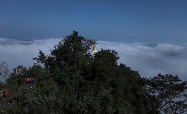 (ဘဲငါးရာတောင်ထိပ်ရှိ စေတီတော်တစ်ဆူနှင့် ရှုခင်းအလှ၊ ဓာတ်ပုံ - အင်တာနက်)