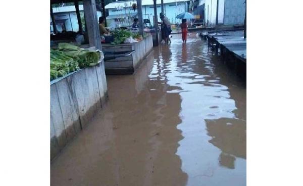 မိုးသည်းထန်မှုကြောင့် ထိုင်းနယ်စပ် မိုင်းတုံမြို့ ဈေးအတွင်းရေလွှမ်း