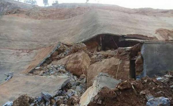 ဓါတ်ပုံ- အထက်ရဲရွာ ရေကာတာ အုဋ်မြစ်များ ရေတိုက်စားရုံဖြင့်ပင် ပြိုကျ ပျက်စီး Photo By : တာ့လုံလူငယ်