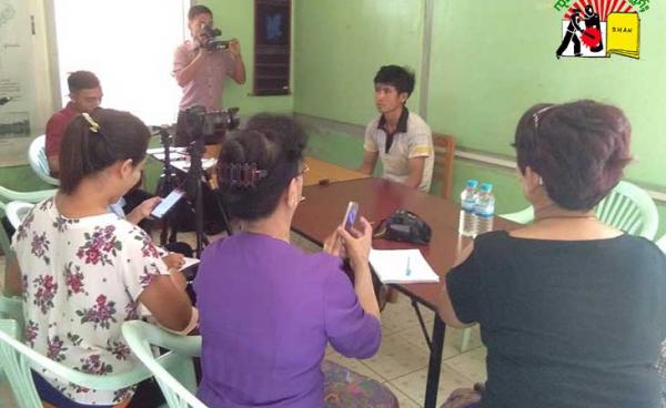 လားရှိုးမြို့တွင် သတင်းစာရှင်းလင်းပွဲလုပ်နေသော ပျောက်ဆုံးနေတဲ့လူငယ် ၄ ဦးအနက် ၁ ဦးဖြစ်သူရဲ့အကို စိုင်းကျန်လှ