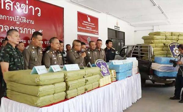 ထိုင်းရဲများဖမ်းဆီးရမိသည့် မူးယစ်ဆေးနှင့် ယာဘ ၁၀ သန်းကျော်အား သတင်းစာရှင်းလင်းပွဲတွင်တွေ့ရစဉ်