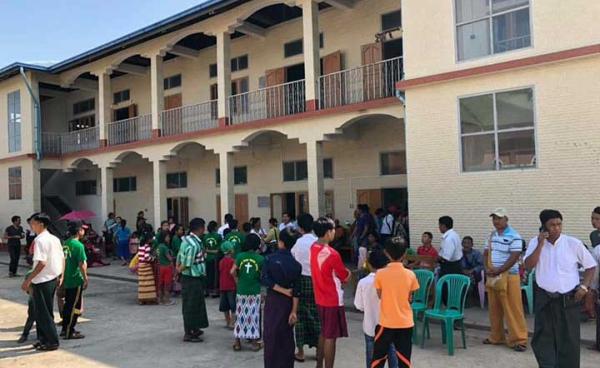 ရပ်ကွက် ၃ ကချင် ဘုရားကျောင်းသို့ လာရောက်တိမ်းရှောင် လာသည့် မန့်ပြိန်းကျေးရွာ ဒေသခံ များ (photo/Kan Thar)