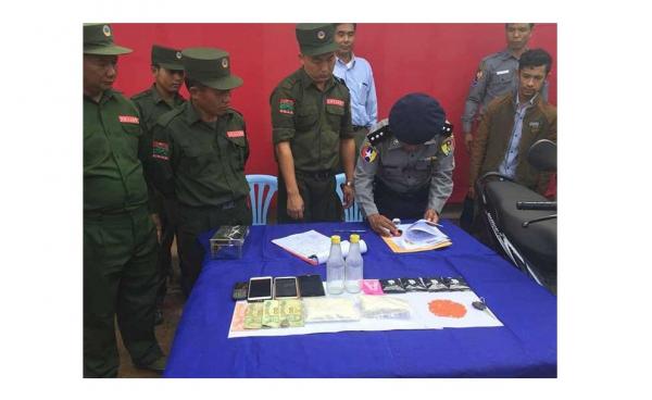 UWSA မှဖမ်းဆီးရမိသော မူးယစ်ကယ်ရီ သားအမိနှင့် မူးယစ်ဆေးအား မိုင်းတုံရဲတပ်ဖွဲ့သို့ လွဲအပ်ပေး (photo/Nyi Rang)