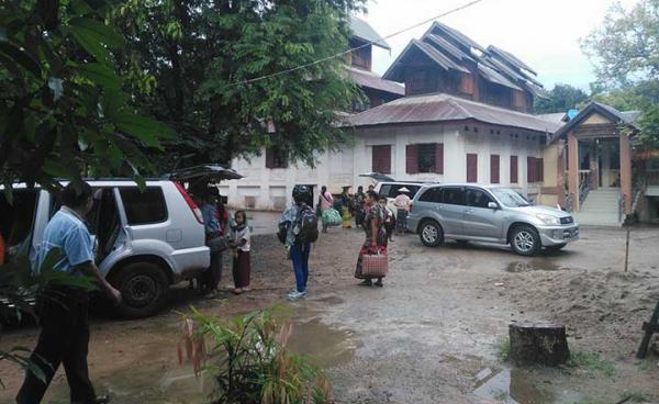 ချိန်ကိုက်ဗုံးပေါက်ကွဲမှုကြောင့်ထိတ်လန့်ကာ သီပေါအောင်မင်္ဂလာဘိုးတော်ကျောင်းတိုက်သို့ရောက်ရှိလာသည့် စစ်ဘေးရှောင်တချို့ (photo/Sai Lao Hsau)