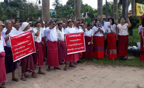 ကွမ်လှာရွာသားများ အုပ်ချုပ်ရေးမှူးကို ဆန္ဒပြနေစဉ်(MNA)