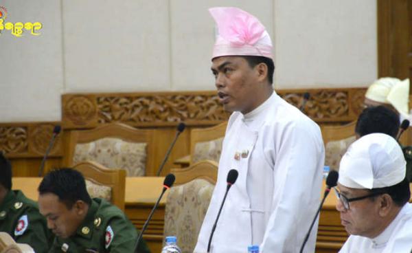 ဓာတ်ပုံ - အဆိုရှင် ဦးလှသိန်းအောင်အား တွေ့ရစဉ်