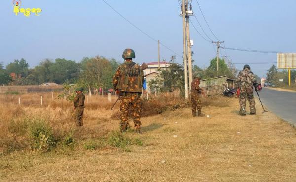 ပုဏ္ဏားကျွန်းမြို့အနီး ကားလမ်းဘေးတစ်လျှောက် စစ်ကောင်စီတပ်သားများ မိုင်းရှင်းနေကြစဉ်