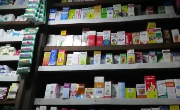 ပူတာအိုမြို့တွင်းထဲ ဆေးဆိုင်တွင်းမြင်ရတဲ့ ဆေးများ (ပုံဟောင်း)