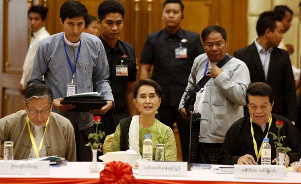 State Counsellor of Myanmar Aung San Suu Kyi (C) looks on as she and members of the Union Peace Dialogue Joint Committee attend a meeting in Naypyitaw, Myanmar, 27 May 2016. Photo: Hein Htet/EPA