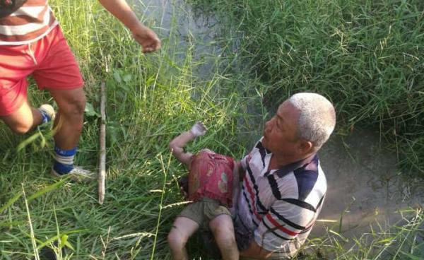 မသံစဉ်ချိုရုပ်အလောင်းအား ရေမြောင်းမှဆယ်ယူခဲ့စဉ်(ရဲမှတ်တမ်း)