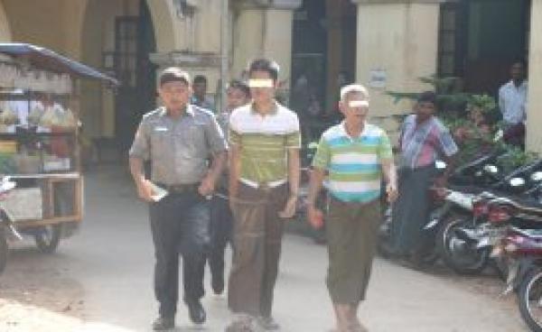 လူသတ်မှုအပြစ်ဒဏ်စီရင်ခြင်းခံရသူ ဗိုလ်ကြီးဟောင်း အောင်ကိုမင်း(လက်ထိပ်ဖြင့်အလယ်လူ) (MNA)