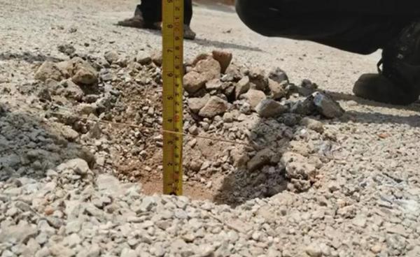 မော်ချီးကျေးရွာ ၊ အောင်ချမ်းသာ- တောင်ပေါ်ကားလမ်းရဲ့ ထုအနက် ၁၅ လက်မ ရှိရမည့်အစား ၃ လက်မခွဲသာရှိတဲ့ပုံလို့ ပြည်သူ့ငွေစာရင်း စောင့်ကြည့်စစ်ဆေးရေးက ဇွန် ၁၀ ရက်နေ့က ပြည်နယ်လွှတ်တော်မှာ တင်ပြသွားခဲ့တဲ့ မြင်ကွင်းဖြစ်ပါတယ်။ (ဓါတ်ပုံ – ပြည်နယ်လွှတ်တော် Live) 