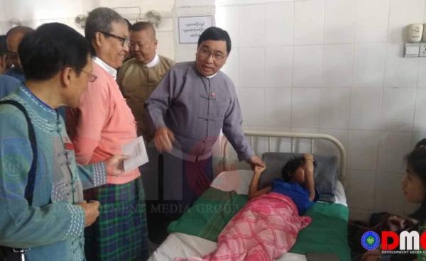 ဝန်ကြီးချုပ်နှင့်အဖွဲ့သည် ဘူးသီးတောင်မြို့ရှိ စစ်ဘေးရှောင်များ၊ ဒဏ်ရာရကျောင်းသားများကို တွေ့ဆုံရန်အတွက် တပ်မတော်ရဟတ်ယာဉ်ဖြင့် သွားရောက်ခဲ့ခြင်းဖြစ်သည်။