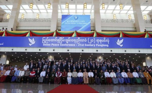 Myanmar's President Htin Kyaw (C), Myanmar's Foreign Minister and State Counselor Aung San Suu Kyi (C-L) and other pose for a group photo with other attendees after the opening conference of the Union Peace Conference - 21st century Panglong in Naypyitaw, Myanmar, 31 August 2016. Photo: Hein Htet/EPA