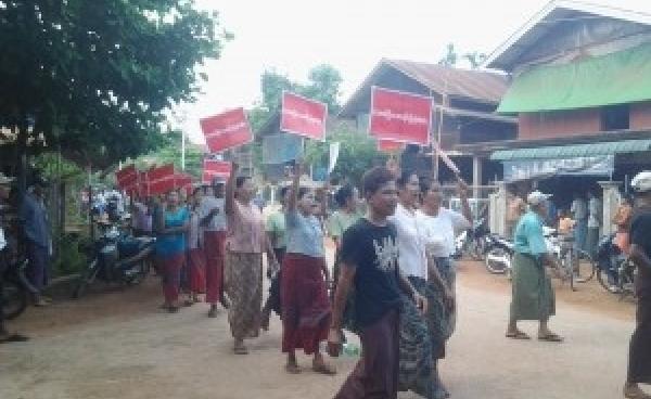 အင်းမြေကိုရောင်းချသည့်အတွက်ရွာသားများဆန္ဒပြနေပုံ