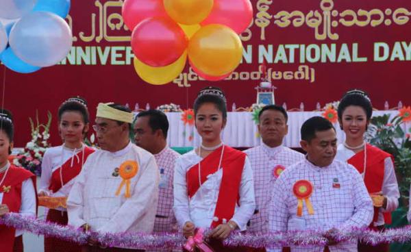 ပြည်ထောင်စုတိုင်းရင်းသားရေးရာဝန်ကြီး နိုင်သက်လွင်က ၇၂ ကြိမ်မြောက် မွန်အမျိုးသားနေ့ အခမ်းအနားအား ဖဲကြိုးဖြတ်ဖွင့်လှစ်ပေးစဉ်(MNA)