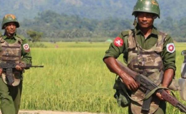 ပုံ - ရခိုင်ပြည်နယ်အတွင်းမှာ လုံခြုံရေးဆောင်ရွက်နေသည့် တပ်မတော်သားများကိုတွေ့ရစဉ်