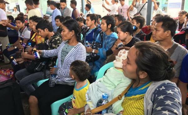 Kawthaung officials, CSOs and residents welcoming migrant worker back to Myanmar on July 1 (photo: Htoo Chit)