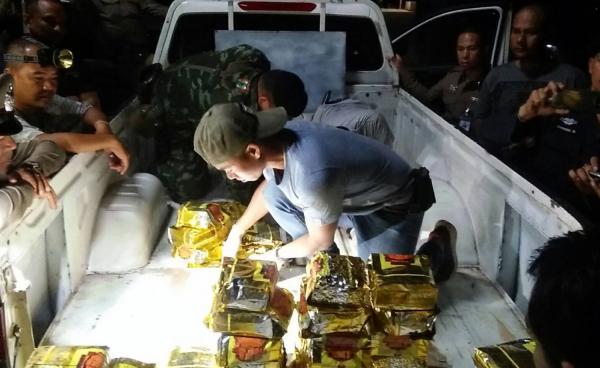 Photo- ဖမ်းဆီးရမိသည့် Ice မူးယစ်ဆေးအထုတ်များ ( Bangkok Post)