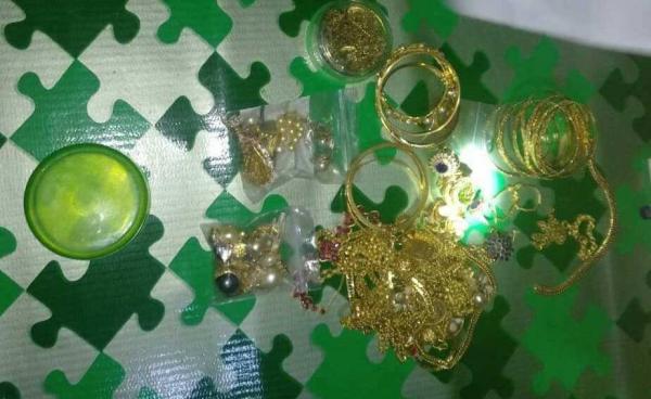 ပြန်လည်သိမ်းဆည်းရမိသော လက်ဝတ်ရတနာအချို့(Facebook)