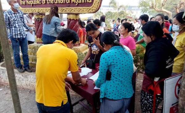 Photo- အလုပ်သမားများကို လုပ်ခလာရောက်ရှင်းပေးနေစဉ် (ဘုရားသုံးဆူ သတင်းပေါင်းစုံ)