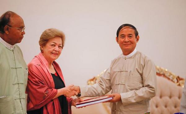 ပုံ - ( Myanmar President Office ) ICOE အဖွဲ့ဝင်မျာ၏ အစီအရင်ခံစာကို သမ္မတဦးဝင်းမြင့် လက်ခံနေစဉ်