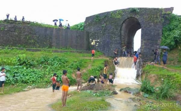 ဦးငြိမ်းလွှင်/ ပြီးခဲ့သည့်မိုးတွင်းက လက်ဆည်ကန်တံခါးပေါက် ရေကျော်ခဲ့စဉ်။