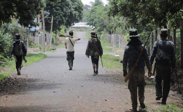 ဒီမော့ဆို PDF တပ်ဖွဲ့ဝင်များအား တွေ့ရစဉ်။