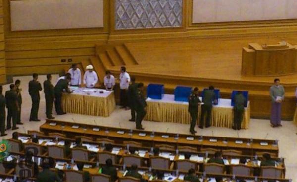  ဖွဲဲ့စည်းပုံ အခြေခံ ဥပဒေ ပြင်ဆင်ရေးအတွက် ပြည်ထောင်စုလွှတ်တော်တွင် မဲခွဲဆုံးဖြတ်နေသည်ကို တွေ့ရစဉ် ။ (ဓါတ်ပုံ - မောင်သင်တုန်း၊ မဇ္စျိမ) 