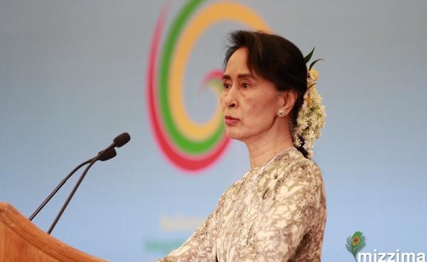 ဒေါ်အောင်ဆန်းစုကြည် မိန့်ခွန်းပြောနေစဉ်(ဓာတ်ပုံ- မင်းမင်း/မဇ္ဈိမ)