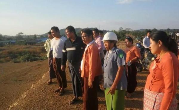 Photo -စျေးသစ်နေရာအား ၀န်ကြီးဦးမင်းအောင်နှင့် အဖွဲ့ကြည့်ရှုနေကြစဉ်