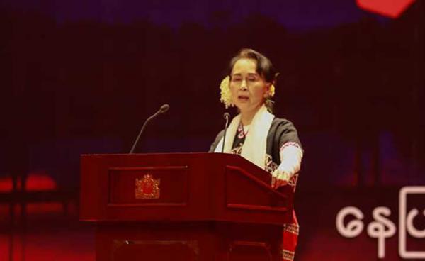 နိုင်ငံတော်၏အတိုင်ပင်ခံပုဂ္ဂိုလ်ဒေါ်အောင်ဆန်းစုကြည် ကရင်အမျိုးသားနှစ်သစ်ကူးနေ့အထိမ်းအမှတ်အခမ်းအနားတွင် မိန့်ခွန်းပြောကြားနေစဉ် (ဓါတ်ပုံ - Myanmar State Counsellor Office )