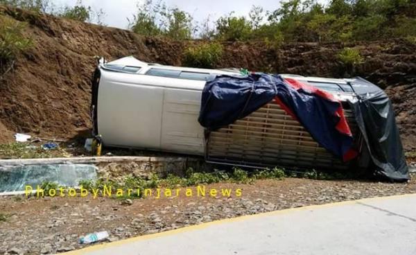 ရခိုင်ပြည်နယ်မှ မတော်တဆဖြစ်စဉ်အတွင်း တိမ်းမှောက်သွားသည့် ကားတစ်စီးကိုတွေ့ရစဉ်