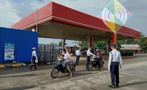 မော်တော်ယာဉ်ဥပဒေအသစ်အကြောင်း မြစ်ကြီးနားမြို့တွင် ပညာပေးနေစဉ်