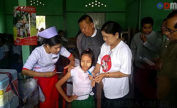 ဓါတ်ပုံ - ရခိုင်ပြည်နယ်တွင် ၂၀၁၉ ခုနှစ်က ရာသီတုပ်ကွေး H1N1 ရောဂါကာကွယ်ဆေးထိုးလုပ်ငန်း ဆောင်ရွက်နေစဉ်