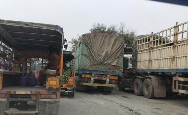 Photo by Muse youth : မူစယ်မြို့ တရုတ်နယ်စပ်ဂိတ်တွင် ကားကြီးများ ပိတ်ဆို့နေသည်ကိုတွေ့ရစဉ်