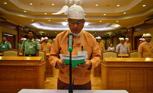 Photo-တနင်္သာတိုင်းဝန်ကြီးချုပ်သစ် ဦးမြင့်မောင် ကျမ်းသစ္စာကျိန်ဆိုစဉ်(တိုင်းလွှတ်တော်ရုံး)