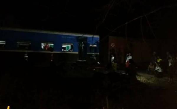 ပင သံဖြူဇရပ်ဘူတာရုံကြား ရထားနှင့်ကားတိုက်မှု(FACEBOOK)