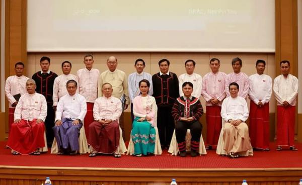 ဒေါ်အောင်ဆန်းစုကြည်နှင့် NMSP,LDU တို့ အမှတ်တရဓါတ်ပုံ(photo- သတင်းစဉ်)