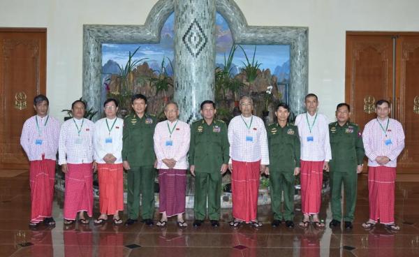 တပ်မတော်ကာကွယ်ရေးဦးစီးချုပ်နှင့် NMSP ခေါင်းဆောင်များအမှတ်တရဓါတ်ပုံ(Photo/Facebook)