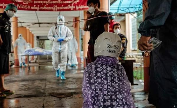 ကိုသိန်း (ကိုဗစ်ရောဂါတတိယလှိုင်းအတွင်း ကွယ်လွန်သူကို သဂြိုလ်ရန်ပြင်ဆင်နေသည့်ပုံ