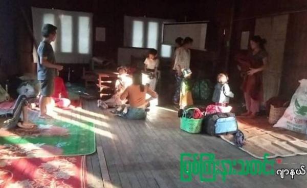 တိုက်ပွဲကြောင့် စစ်ဘေးရှောင်လာကြသည့် ဒေသခံများ။