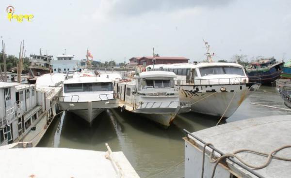 စစ်တွေဆိပ်ကမ်းတွင်ရပ်နားထားသည့် ရေယာဉ်အချို့အားတွေ့ရစဉ်။