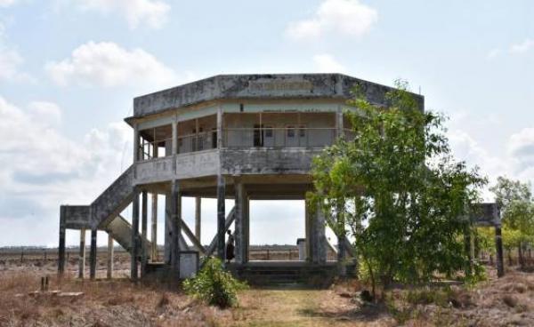 ရခိုင်မှ မုန်တိုင်းဒဏ်ခံအဆောက်အအုံတစ်ခုအား တွေ့ရစဉ်။