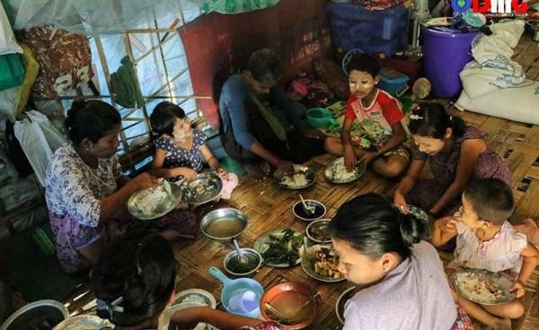 ရခိုင်ပြည်အတွင်းမှ စစ်ဘေးရှောင် မိသားစုတစ်စုအား တွေ့ရစဉ်။