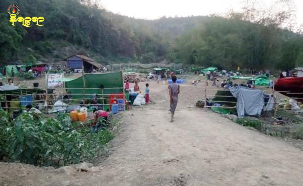 နေအိမ်ဖယ်ရှားခံခဲ့သူများအား တန်းစွယ်ကျေးရွာအနီးမြေကွက်လပ်တွင် နေအိမ်များဆောက်လုပ်မပေးမီ တွေ့ရစဉ်။